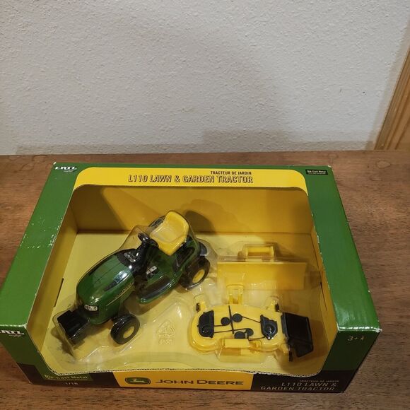 John Deere L110 Lawn & Garden Tractor 2004 ERTL 1/16 Die Cast Metal New in Box - Picture 3 of 9